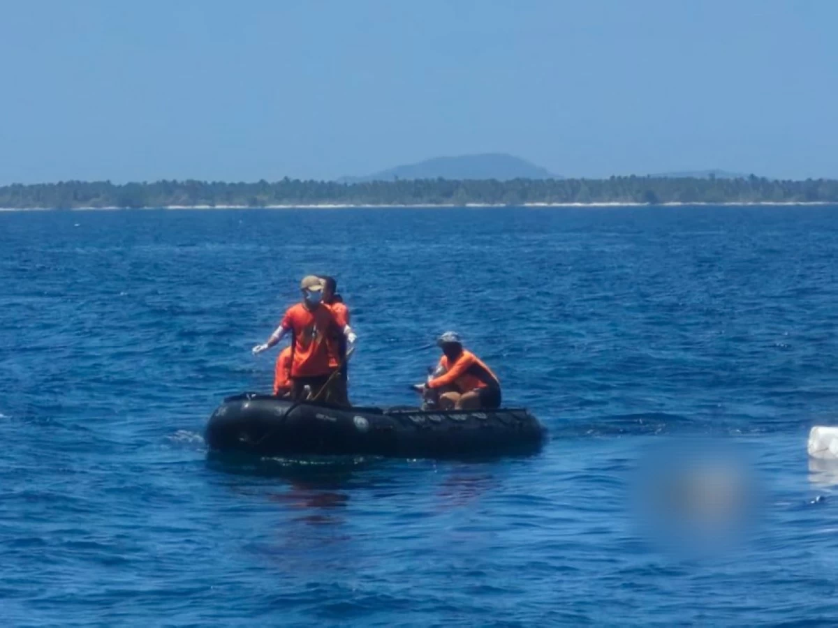 Philippine Coast Guard (PCG) technical divers recover another cadaver from the wreck of the sunken MV Trisha Kirsten 3 on Feb. 16, 2026. A total of 58 people have died in the incident. (Photo: PCG)