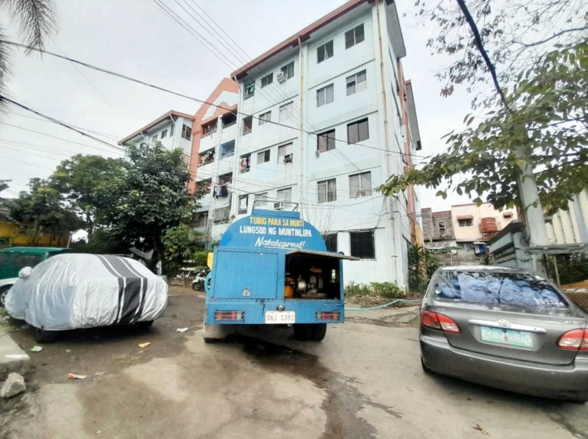 Distribution of water by the Muntinlupa City government (Photo from Muntinlupa PIO) 