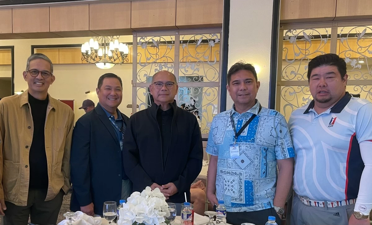 The National Golf Association of the Philippines, (from left) with its chairman Al Panlilio, secretary general Bones Floro and its president Martin Lorenzo, has tapped the Junior Golf Foundation of the Philippines (JGFP), headed by its president Oliver Gan and junior golf “godfather” Mikey Arroyo, to organize the qualifying tournament this March in Tarlac City for the Uswing Mojing Junior World Championships in San Diego, California. (JGFP Photo)