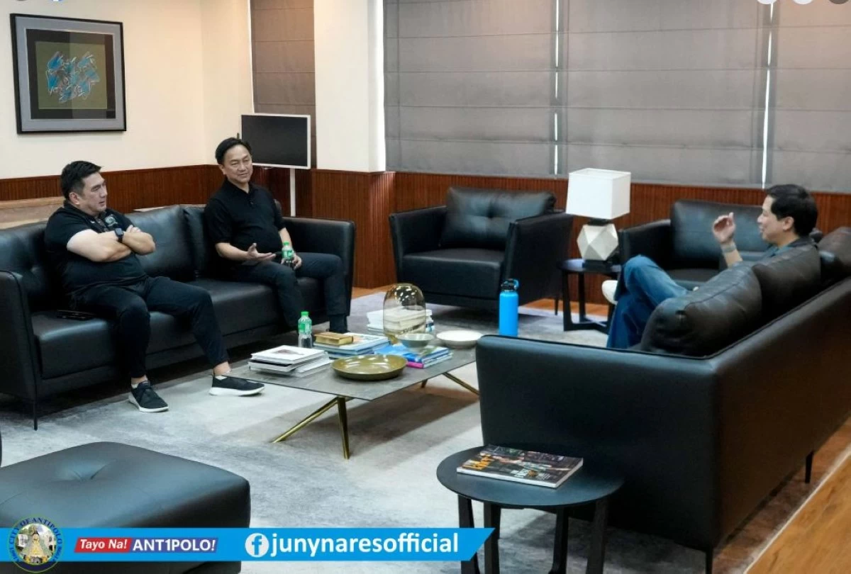 Antipolo City Mayor Jun Ynares, III, (right) in a meeting with Councilor Sumulong (left) and Dr. Philip Acop (center) (Photo from Jun-Andeng Ynares' Facebook page)