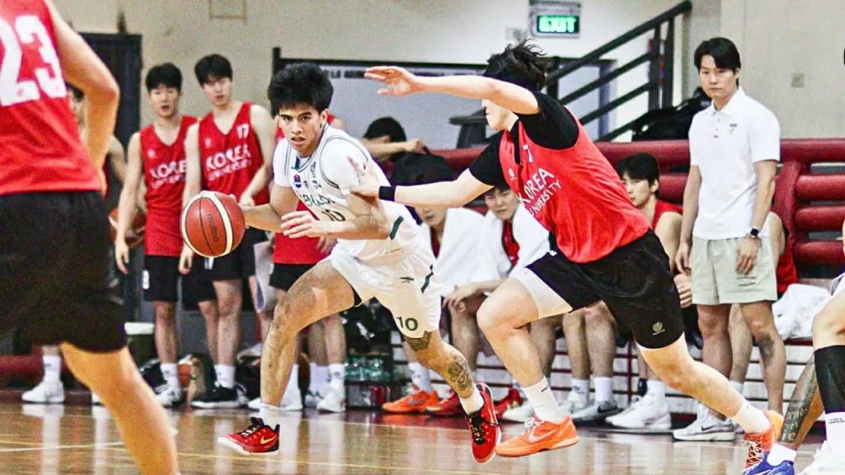 Nathan Victoria of College of St. Benilde tries to evade the defense of Seok Jun Hwi of Korea University during the Pinoyliga Next Man Cup “Asian Window” recently at the Enderun Colleges gym in Taguig City. (Pinoyliga Photo)