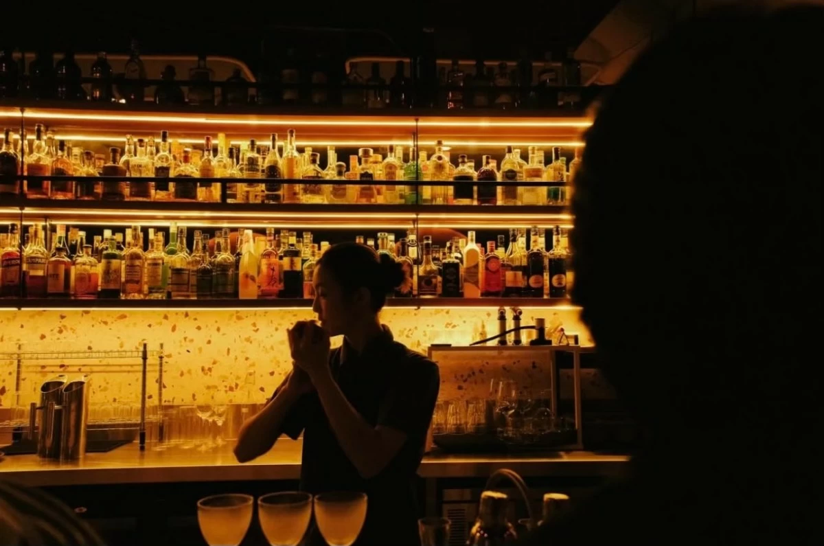 GUEST SHIFT Guest bartender Shelley Tai takes over the bar at AKA in Timog (Photo from drinks.aka | IG)