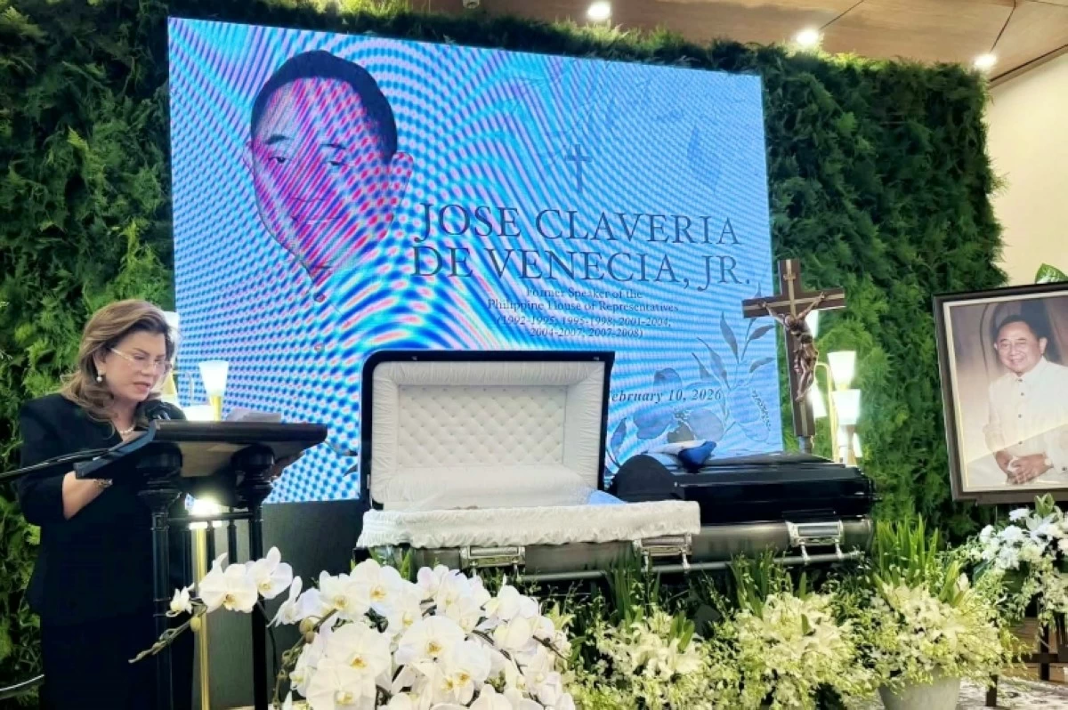 Rep. Gina de Venecia pays tribute to her husband, former House Speaker Jose de Venecia Jr., during a funeral mass at the Heritage Park in Taguig on Feb. 18. (Photo from Dagupan City Mayor Belen Fernandez's Facebook account) 

