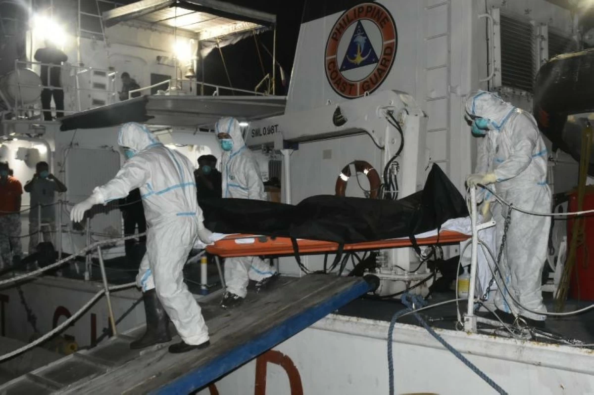 Authorities carry one of the four cadavers recovered from the wreck site of the sunken ferry MV Trisha Kirsten 3 off Baluk-Baluk Island in Basilan on Feb. 17, 2026. (Photo: Philippine Coast Guard)