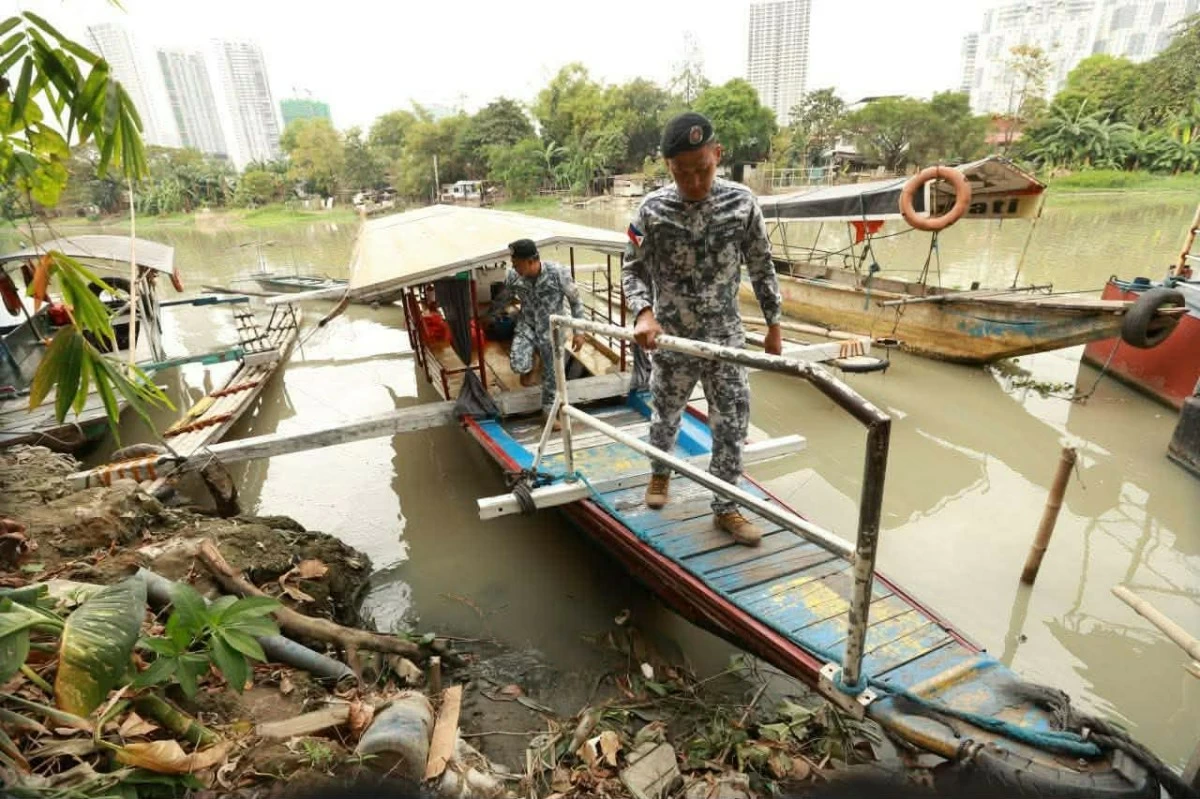 Local fishermen and boat owners in Pasig City avail of the free boat registration program, conducted by the local government in collaboration with the Maritime Industry Authority (MARINA). (Photos from Pasig PIO)