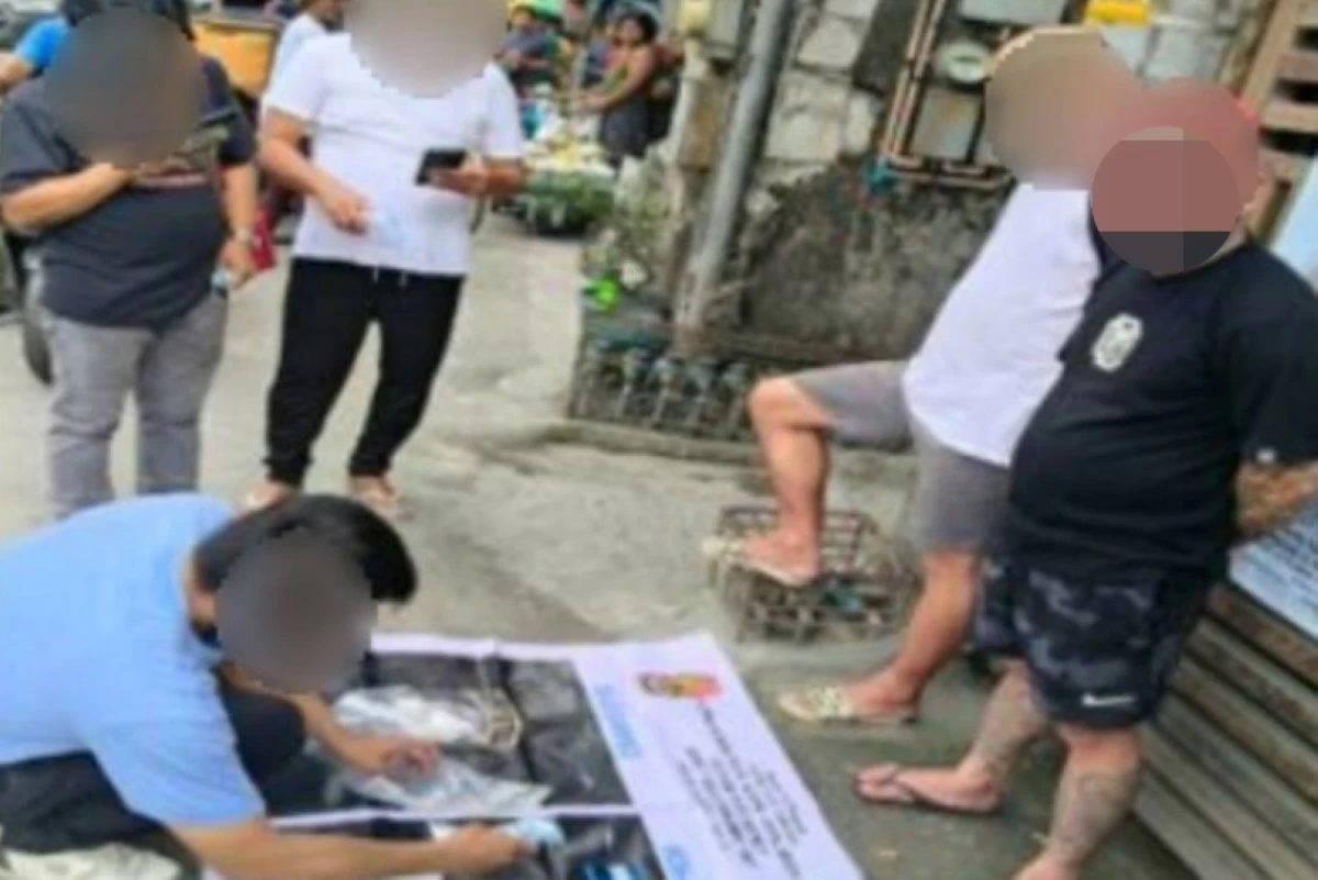 The police with the two suspects (right) (Photo from SPD) 