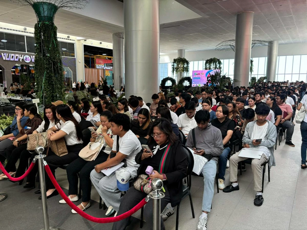 Hundreds of jobseekers gather at SM City Cabanatuan as SM Supermalls holds a job fair in celebration of the Banatu Festival, marking the city’s 76th founding anniversary and turning local festivities into real employment opportunities. (Photo courtesy of SM Supermalls)