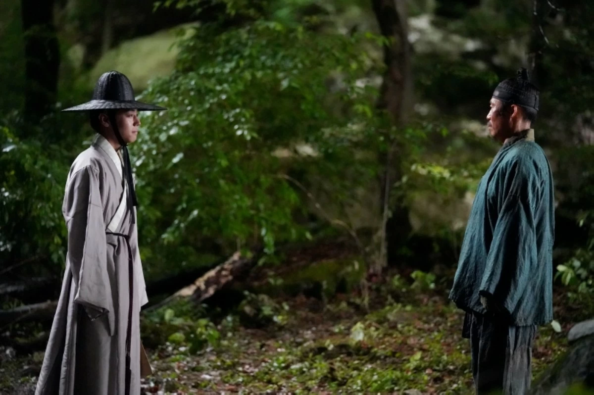 Park Ji-hoon (left) and Yoo Hae-jin, in “The King’s Warden” (X) 