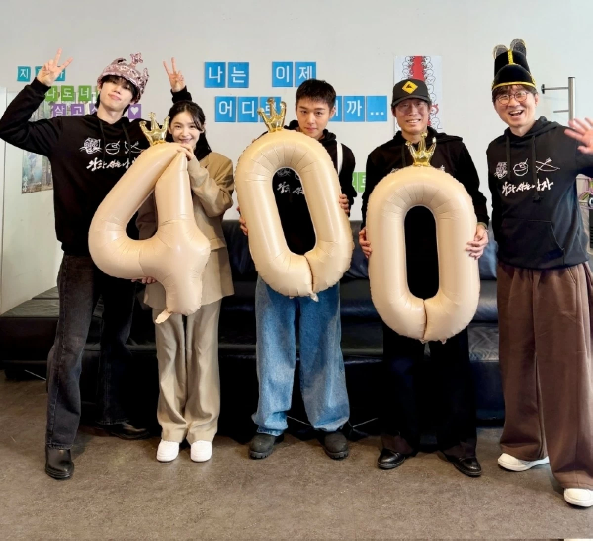 The cast and director “The King’s Warden”Park Ji-hoon celebrate the film reaching four million viewers in South Korea on Feb. 18 (x/Showbox 