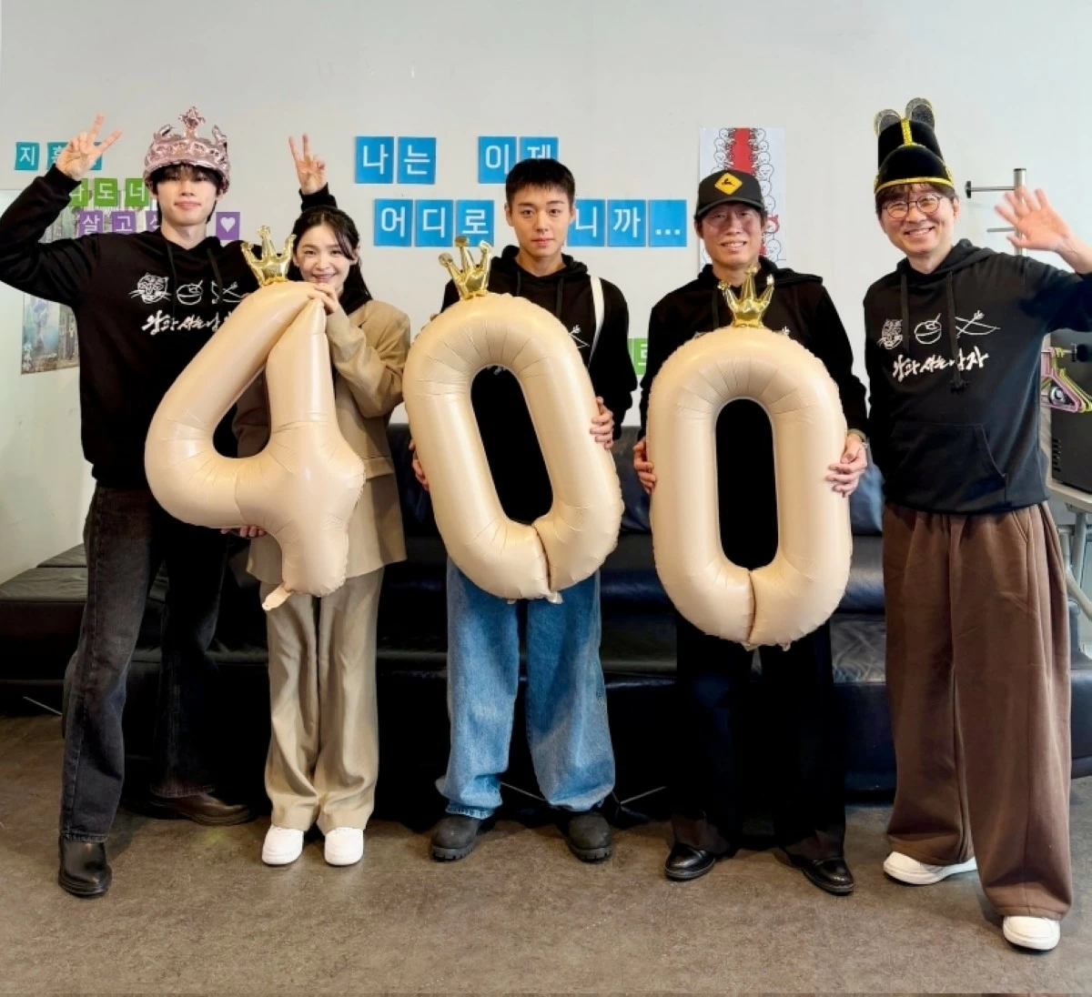 The cast and director “The King’s Warden”Park Ji-hoon celebrate the film reaching four million viewers in South Korea on Feb. 18 (x/Showbox 