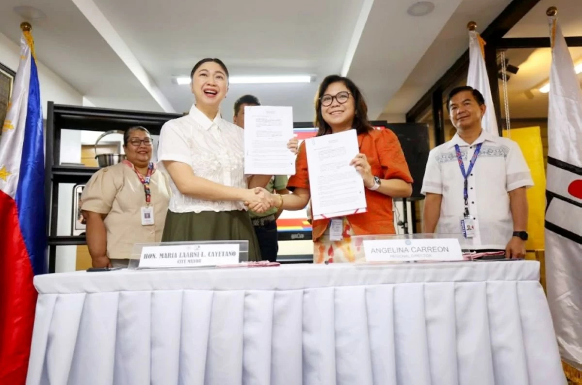 Taguig Mayor Lani Cayetano and TESDA-NCR Regional Director Angelina Carreon (Photo from the Taguig City government's Facebook page) 