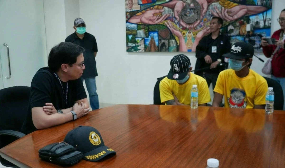 Antipolo City Mayor Jun Ynares talks to arrested robbers "Mark Nel" and "Jade" on Thursday, Feb. 19. (Photo from Antipolo LGU)