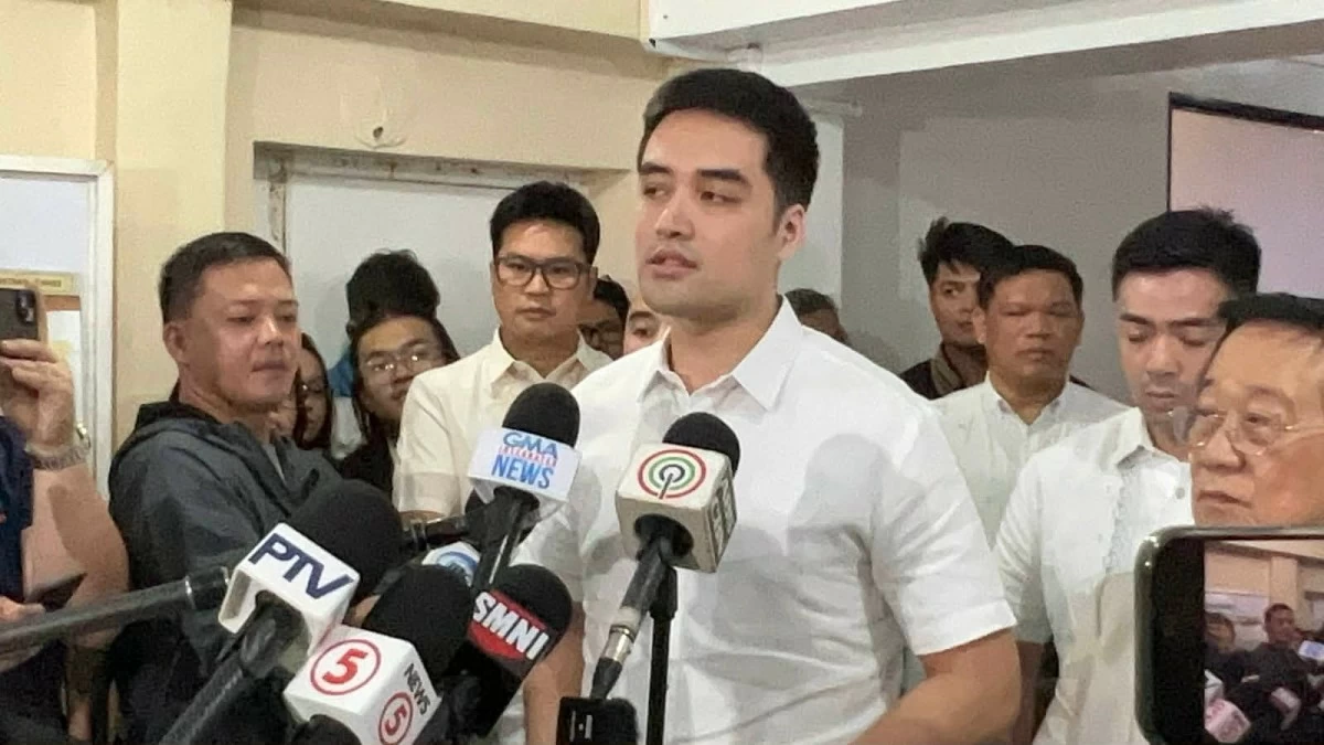 Pasig City Mayor Vico Sotto files a complaint before the Comelec-Political Finance and Affairs Department against contractor and former mayoral rival Sarah Discaya over alleged election overspending and perjury in election matters on Thursday, Feb. 19. (Contributed photos)