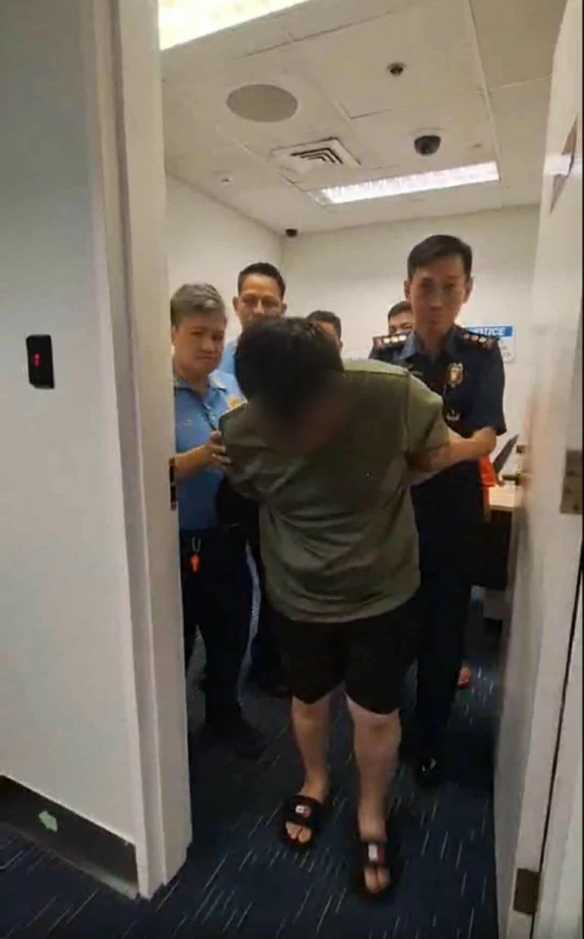 Pasay City Police Chief Col. Joselito De Sesto with the arrested Taiwanese mastermind believed to be behind the gruesome killing of a Chinese national whose body was stuffed inside a blue drum in Manila. (Photo courtesy of Pasay City Police)
