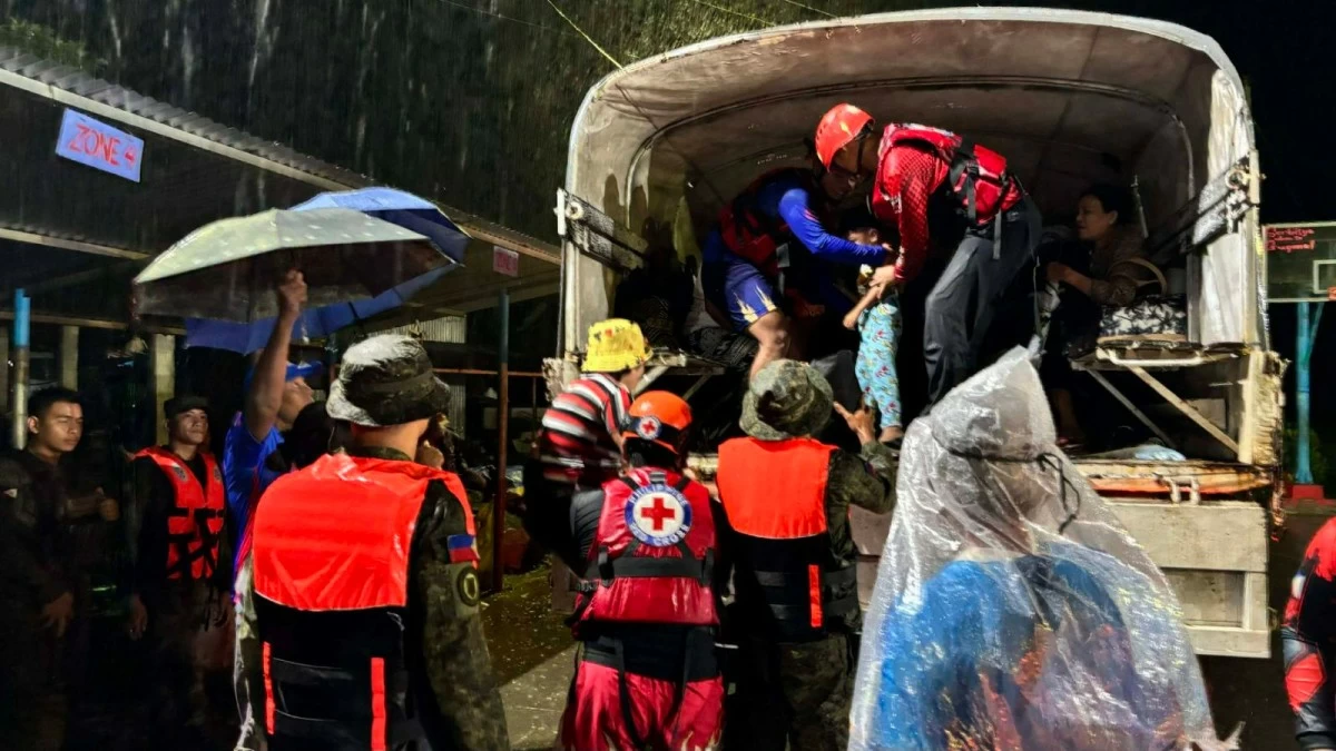 Volunteers from the Philippine Red Cross assist residents evacuating from flood-hit communities in Mindanao after heavy rains triggered by a shear line caused widespread flooding and a deadly landslide on February 20, 2026. (PRC photo)