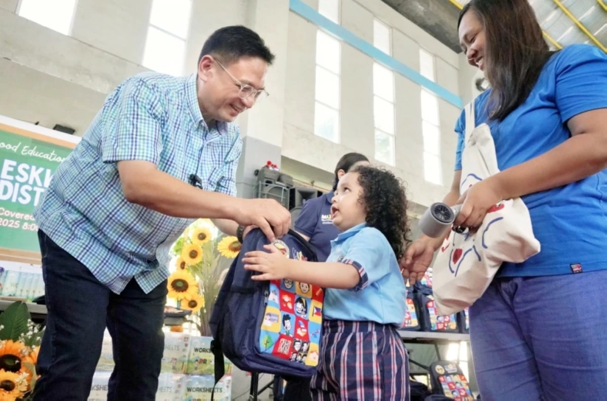 Muntinlupa Mayor Ruffy Biazon giving free school supplies to a student (Photo from Muntinlupa PIO)