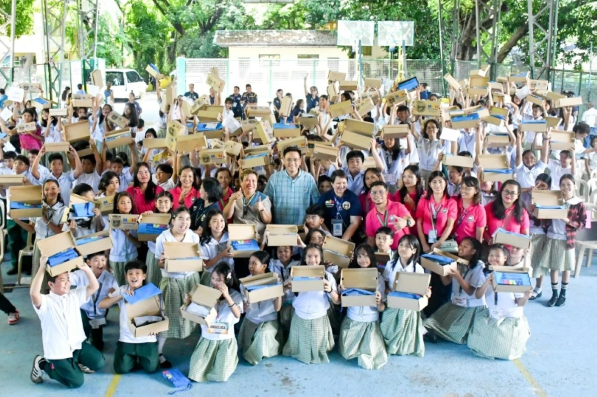 Muntinlupa Mayor Ruffy Biazon with students who received free school supplies (Photo from Muntinlupa PIO)