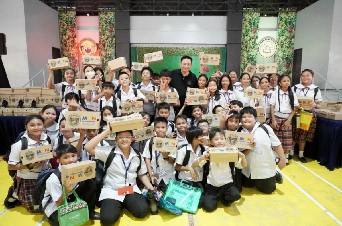 Muntinlupa Mayor Ruffy Biazon with students who received free school supplies (Photo from Muntinlupa PIO)