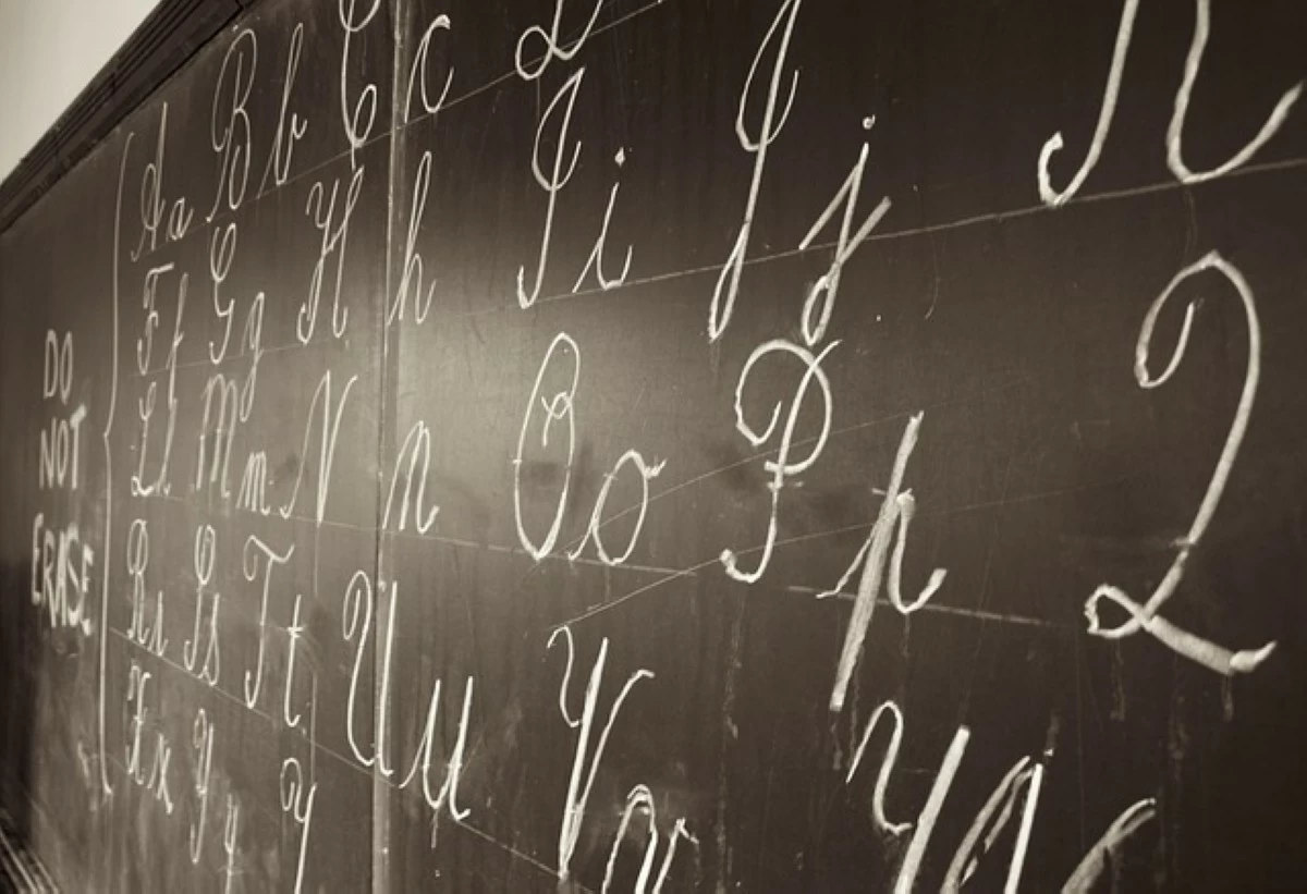 Cursive writing is slowly making its comeback (Pexel)