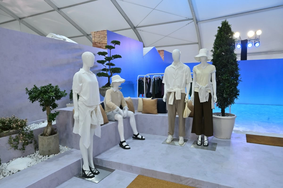 The Amalfi Coast area during the event in Intramuros represents Uniqlo’s summer line-up, showcasing the Linen, Bra Top, and Airsm innerwear and shirts featuring lighter fabrics and brighter colors suited to the seaside climate and mood.