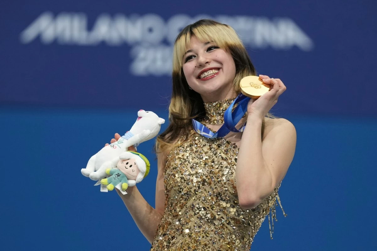 Gold medalist Alysa Liu of the United States displays her medal after competing in the women's free skate program in figure skating at the 2026 Winter Olympics, in Milan, Italy, Thursday, Feb. 19, 2026. (AP Photo/Stephanie Scarbrough)
