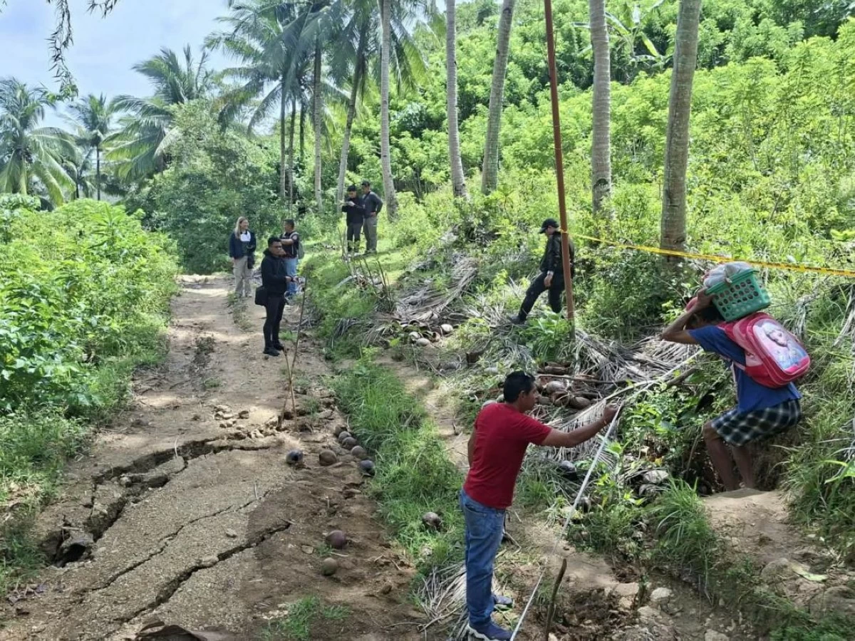 
THE Mines and Geosciences Bureau-Negros Island Region (MGB-NIR), along with other concerned government agencies, inspect an area in Sitio Bairan, Barangay Gen. Luna, Toboso, Negros Occidental for a possible sinkhole. (Toboso MDRRMO)
