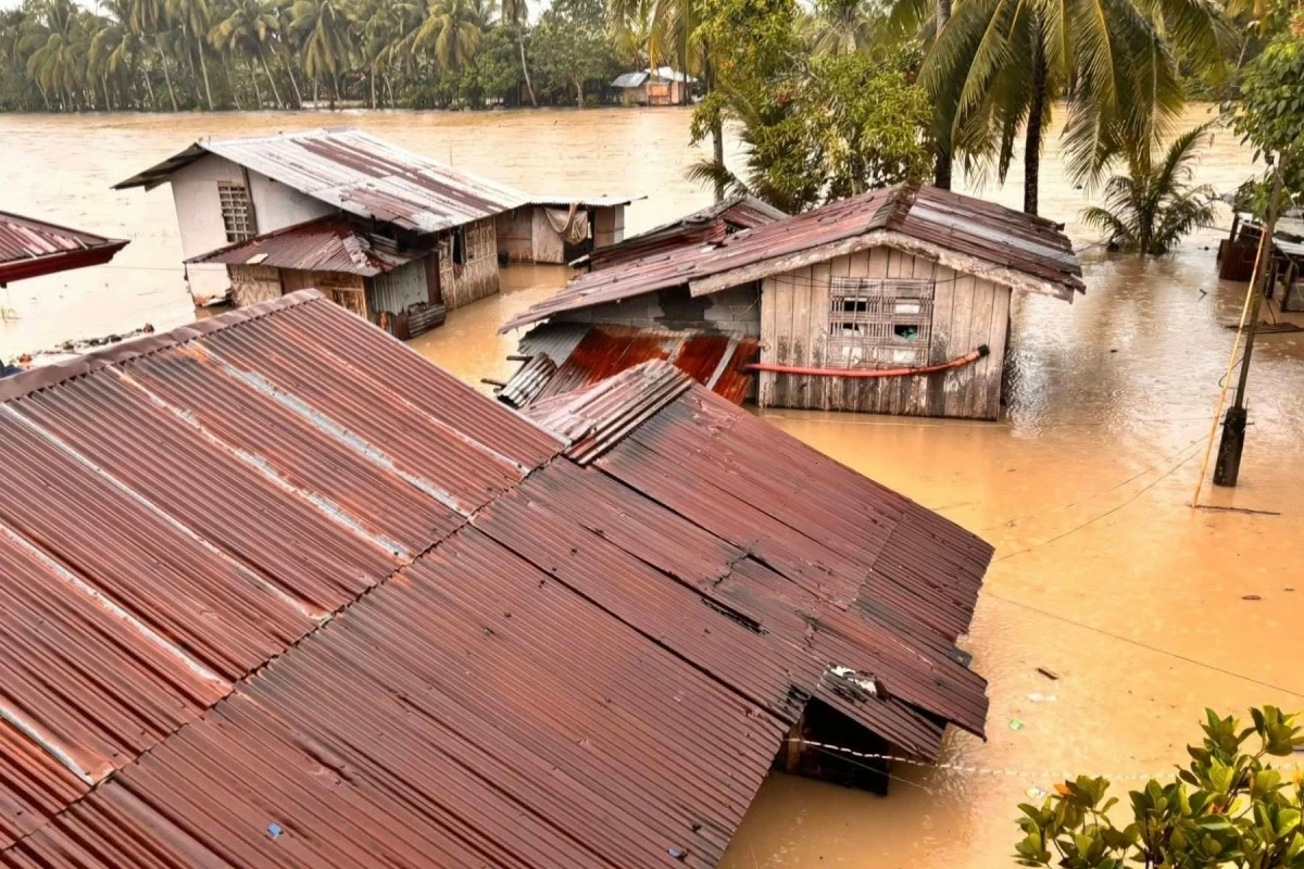 Floodwaters submerge houses due to the swelling of nearby waterways in Brgy. Doña Andrea in Asuncion, Davao del Norte on Friday morning, Feb. 20.

Several areas in the Davao Region are experiencing floods and landslides following continuous moderate to heavy rains since February 19, 2026 caused by the shear line. (Photos courtesy of Ya Lanz via Keith Bacongco)