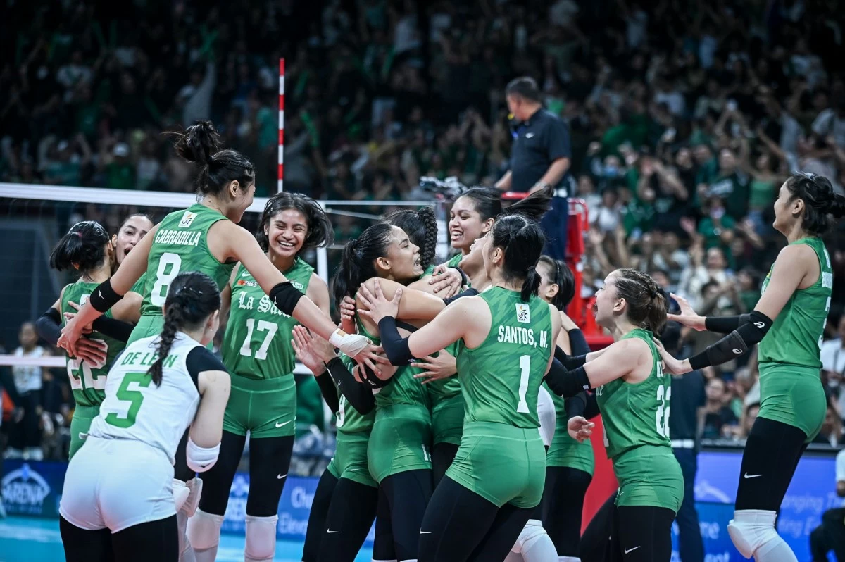 De La Salle players rejoice after beating UST in three sets. (UAAP Media)