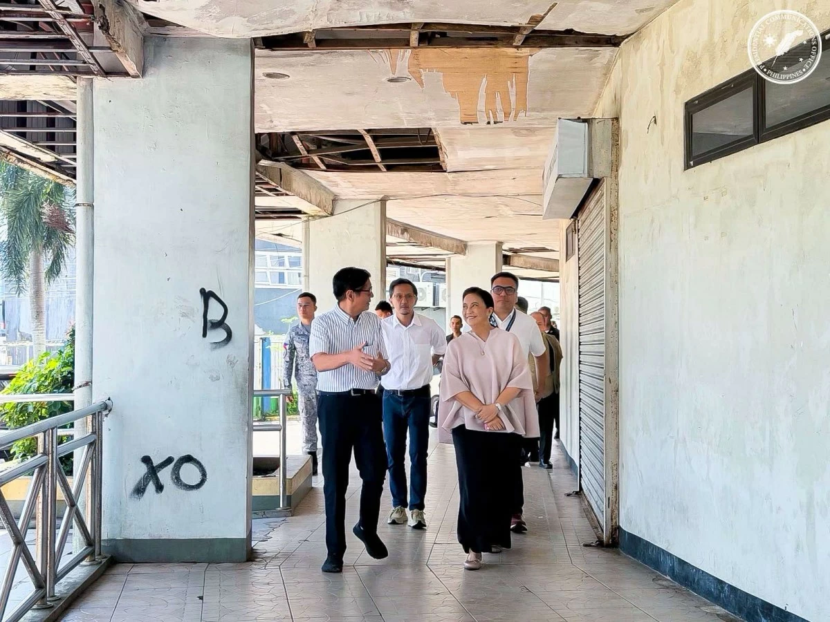 Naga City Mayor Leni Robredo (left), President Ferdinand 