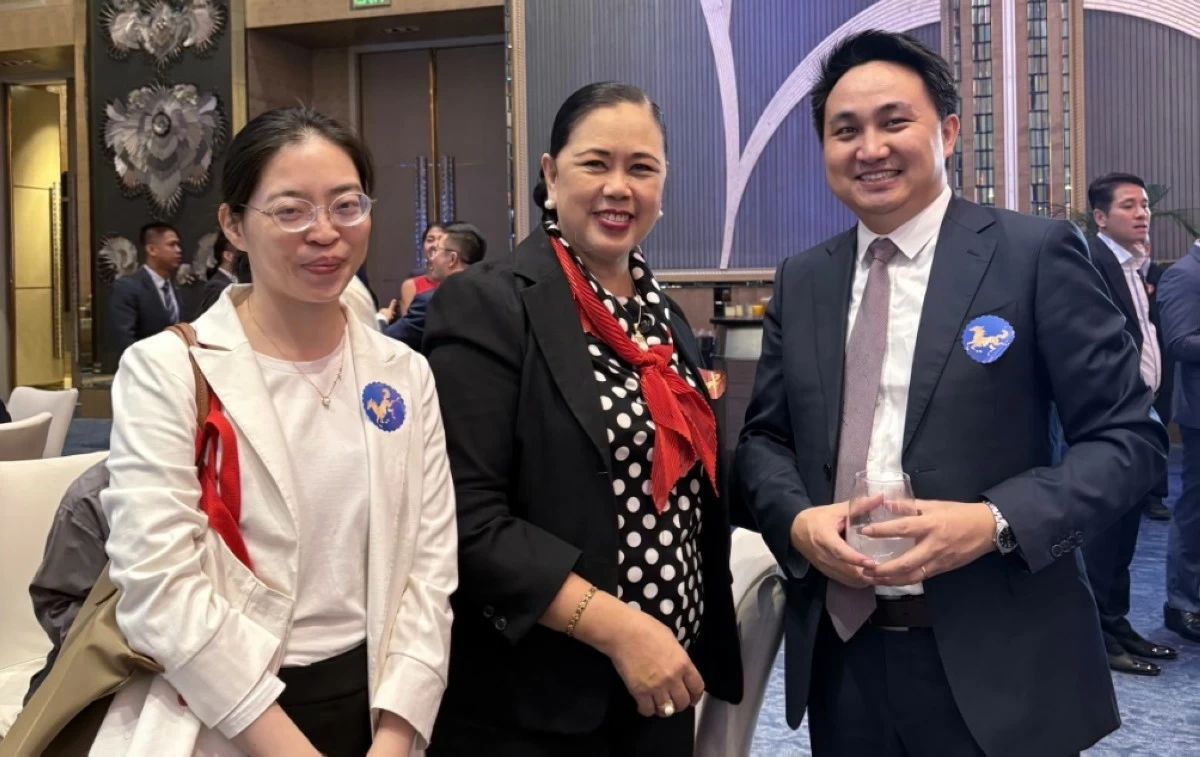 Chinese Embassy’s Yan, Manila Bulletin’s Badette Cunanan, and Chinese Embassy’s Deputy Spokesperson Wei Guo

