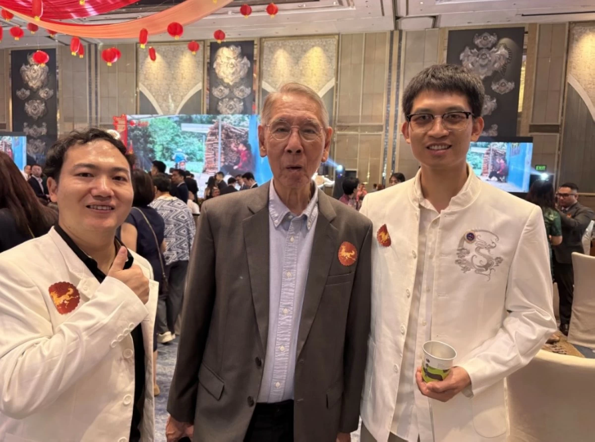 Ayson ( leftmost) and Lanson Liang (rightmost) of Li Auto Retail Center with Sol Yoyitung of Chinese Commercial Newspaper 
