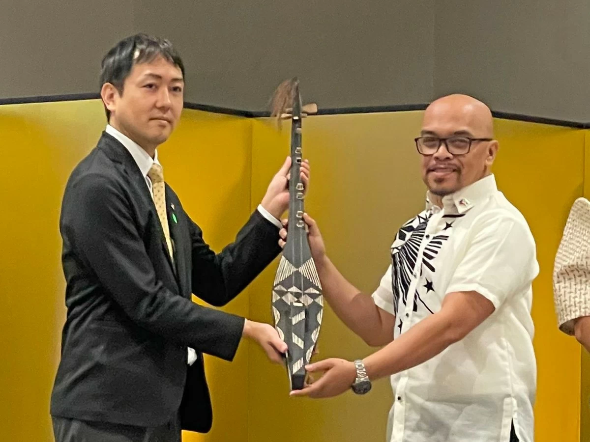 Yuta Toyai, assistant chief of the International Affairs Division of Hamamatsu City, receiving a Philippine traditional musical instrument from DepED
