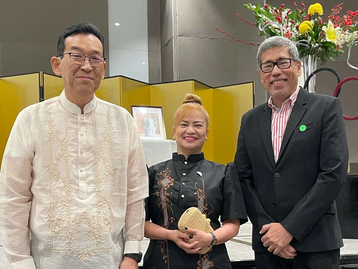 Consul General Hirotaka Ono and Teresita Ono with the author