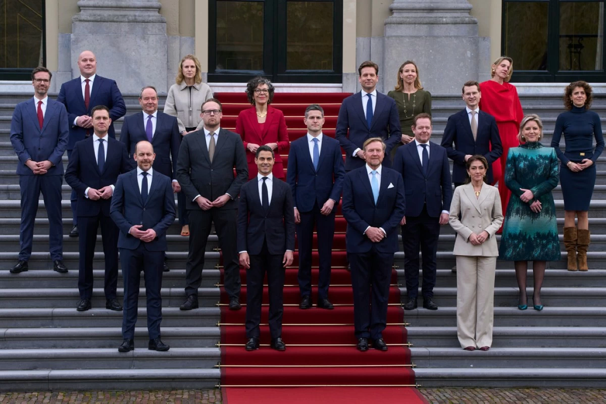Ministers of the new three-party minority government pose with King Willem-Alexander, center right, prime minster Rob Jetten, center left, and deputy prime minister Dilan Yesilgöz, front row right, on the steps of Royal Palace Huis ten Bosch in The Hague, Netherlands, Monday, Feb. 23, 2026. (AP Photo/Peter Dejong)