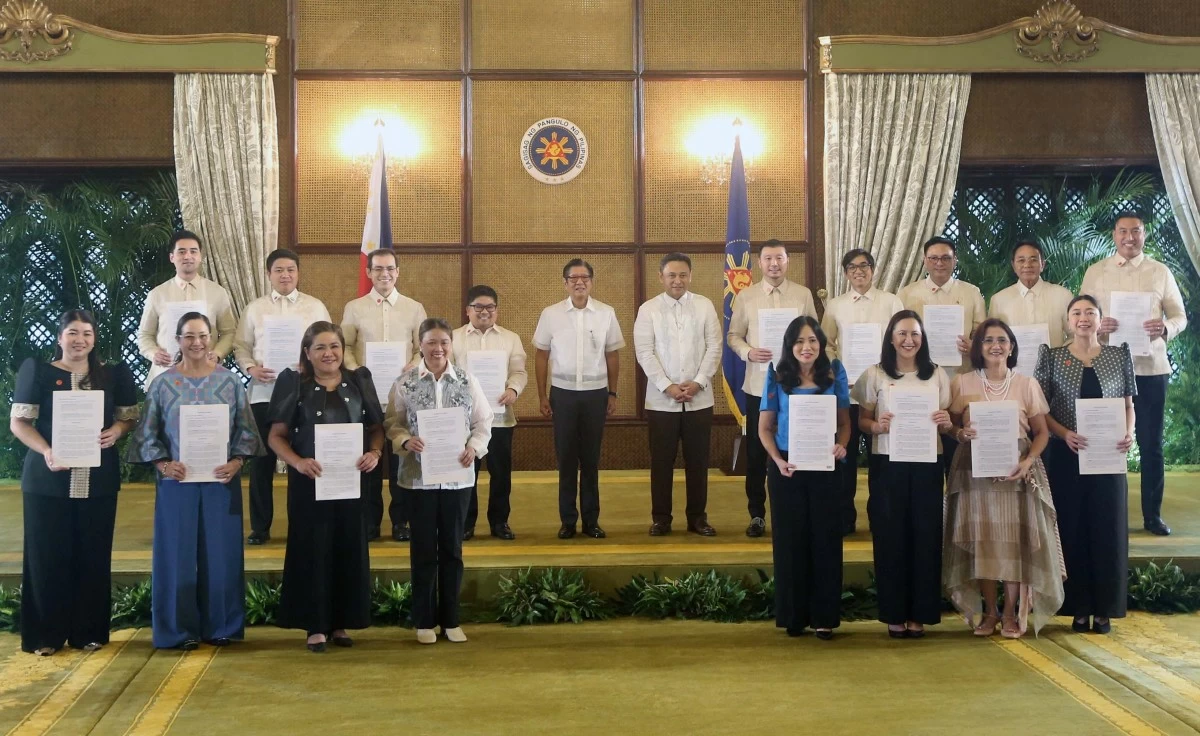 President Ferdinand R. Marcos Jr. joins city government leaders from across the country in signing a memorandum of agreement (MOA) with the Department of Education to help fast-track permits, identify priority schools, and support the construction of safe and modern classrooms in their respective communities. (Photo by Mark Balmores)