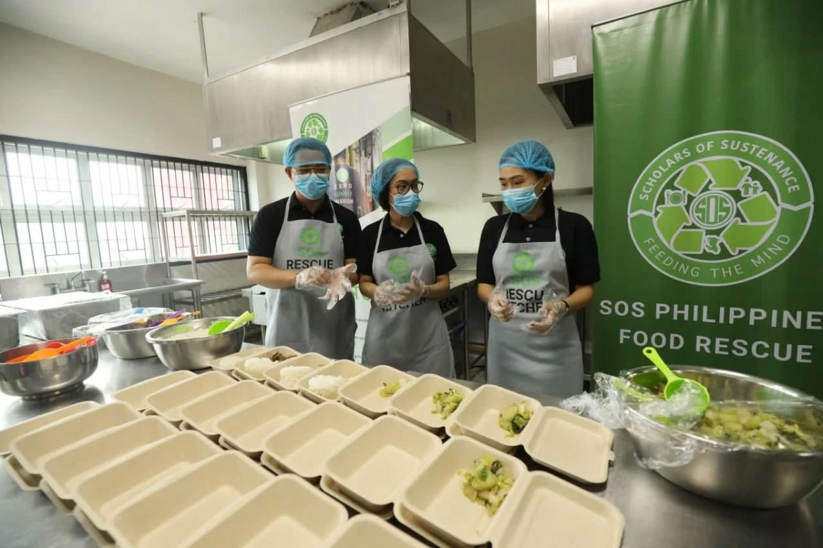 The SOS Philippines Team conducts a live demonstration on the proper preparation of packed meals and explains the entire process, from food preparation and packing to delivery and distribution of the cooked meals. (Photos from Pasig PIO)