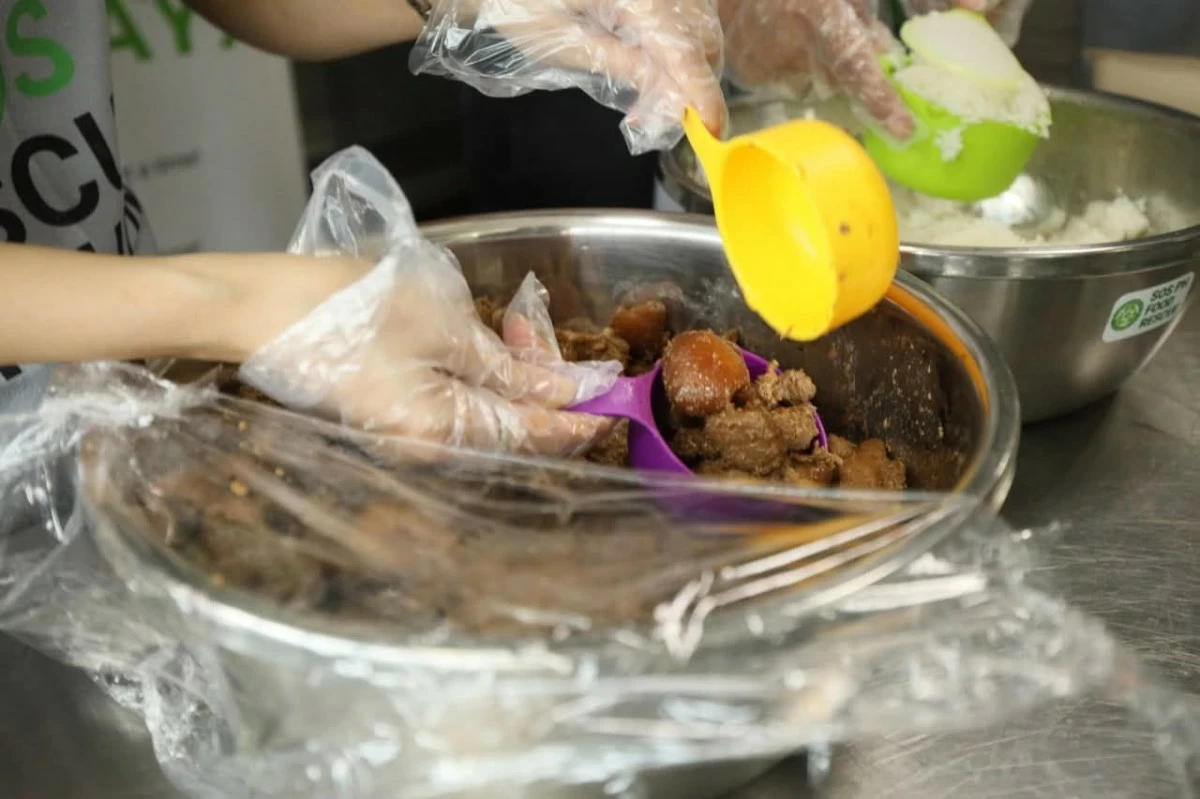 The SOS Philippines Team conducts a live demonstration on the proper preparation of packed meals and explains the entire process, from food preparation and packing to delivery and distribution of the cooked meals. (Photos from Pasig PIO)