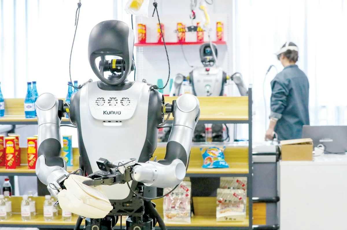 A humanoid robot learns facing shelves at a humanoid data collection and training base in Qingdao, east China's Shandong province. (Photo/Zhang Jingang)
 
