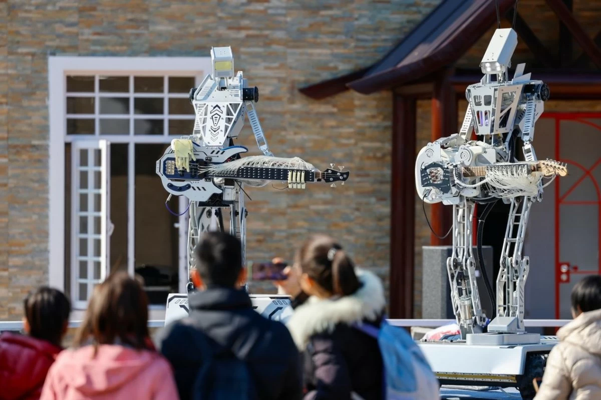 A robot band performs on stage in Shiqiao village, Huangshan, east China's Anhui province. (Photo/Shi Yalei)