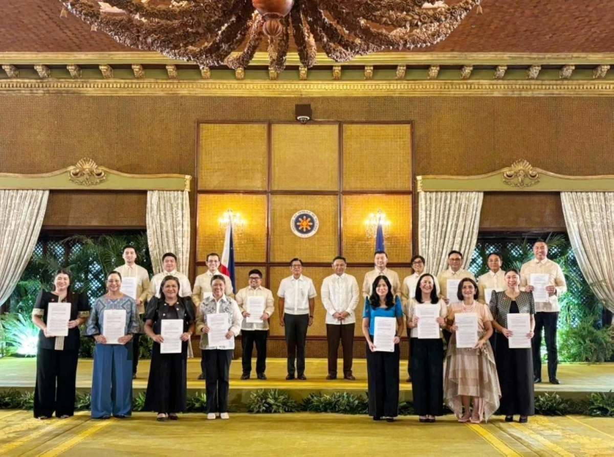President Ferdinand Marcos Jr. with local chief executives and government officials in Malacañang Palace on Feb. 23 (Photo from Mayor Biazon's Facebook account) 