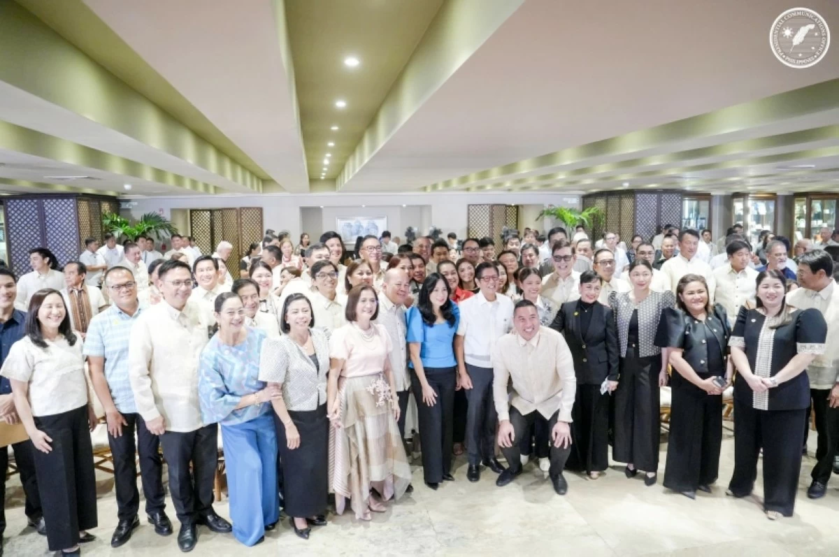 President Ferdinand Marcos Jr. with local chief executives and government officials in Malacañang Palace on Feb. 23 (Photo from the Presidential Communications Office) 