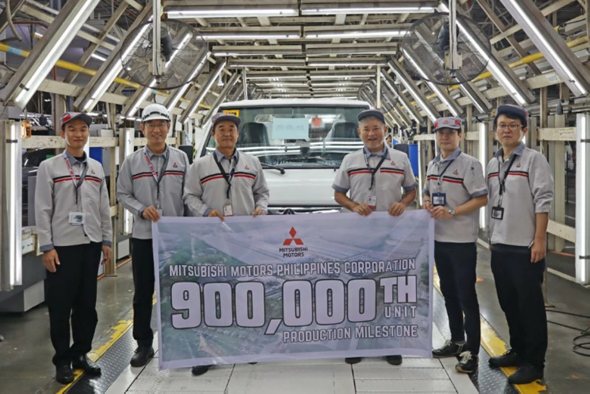 From left: After Sales Division Head, Toko Imai; Manufacturing Division Head, Manabu Higuchi; President & CEO, Ritsu Imaeda; Chairman, Noriaki Hirakata; Finance Division Head, Masaki Watanabe; and Sales & Marketing Division Head, Toshiaki Kato.