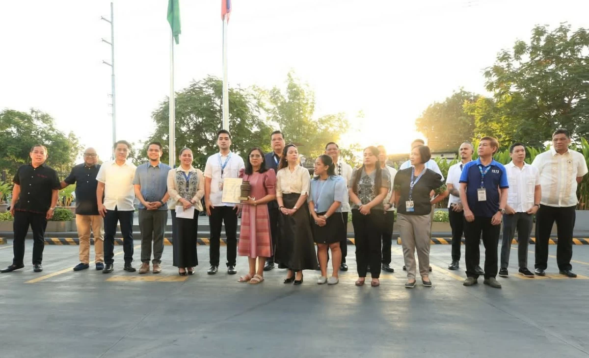 The National Authority for Child Care (NACC), alongside Mayor Vico Sotto, Vice Mayor Dodot Jaworski, and members of the 12th Sangguniang Panlungsod, awarded a Certificate of Recognition to Tahanan ng Pagmamahal Children’s Home Inc., a Pasig City-based NGO providing temporary shelter and basic needs, for its high-quality care and services for children in need. (Photo from Pasig PIO)