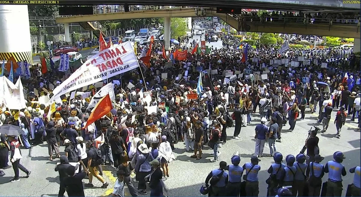 Protesters blocked a portion of the Southbound lane in EDSA on Wednesday afternoon, Feb. 25, as they attempt to go near the EDSA Shrine but stopped by police.

According to the Metropolitan Manila Development Authority (MMDA), heavy traffic is being monitored in the area and advised motorists to take alternate routes. (Photo courtesy of MMDA)