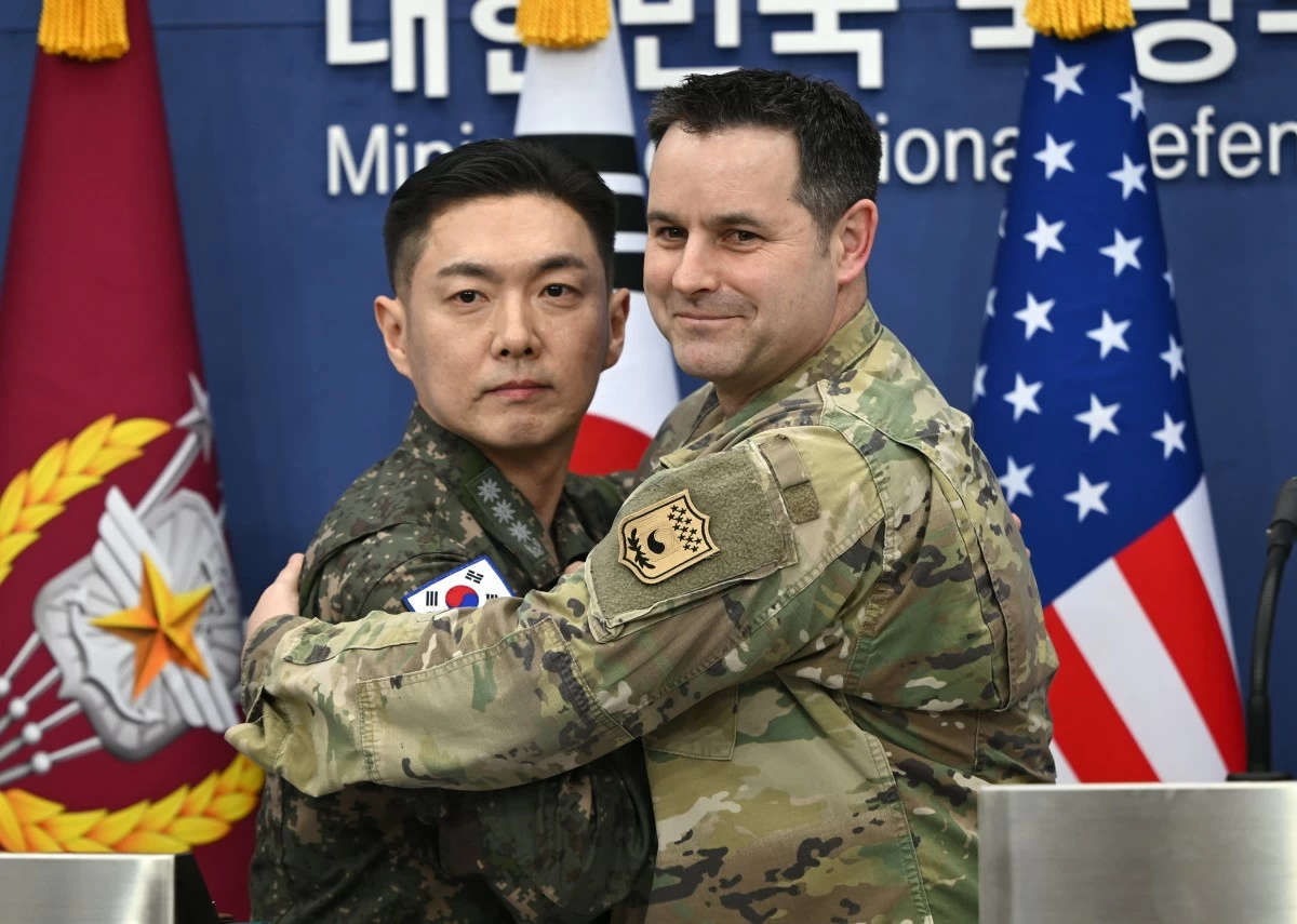 COL. Jang Do-young (left), public affairs director of South Korea's Joint Chiefs of Staff, and US Army Col. Ryan Donald, public affairs director of the United Nations Command, Combined Forces Command, and United States Forces Korea, pose for a photo during a media briefing on the 2026 ROK-US Freedom Shield Military Exercise at the Defense Ministry in Seoul, South Korea, Wednesday, Feb. 25, 2026. (AP)