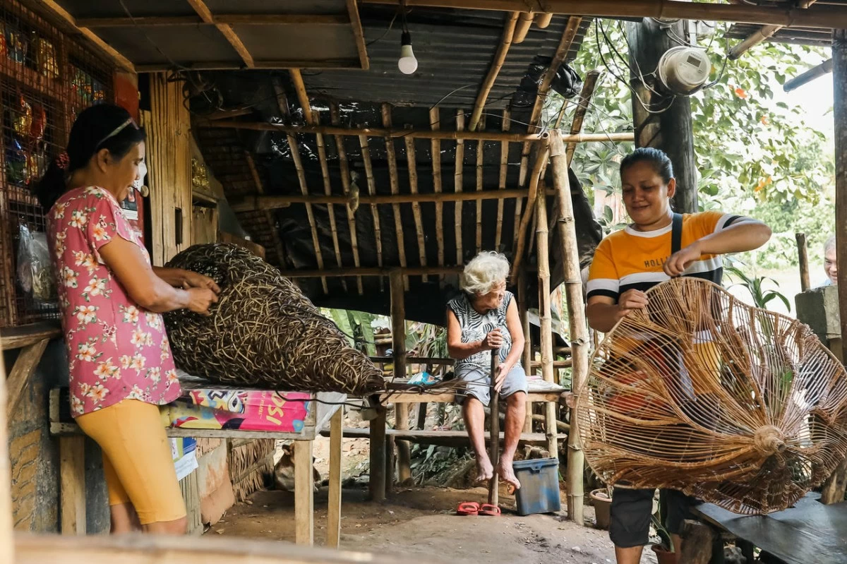 Artisans of Hacienda Crafts working together to deliver their work to the central facility