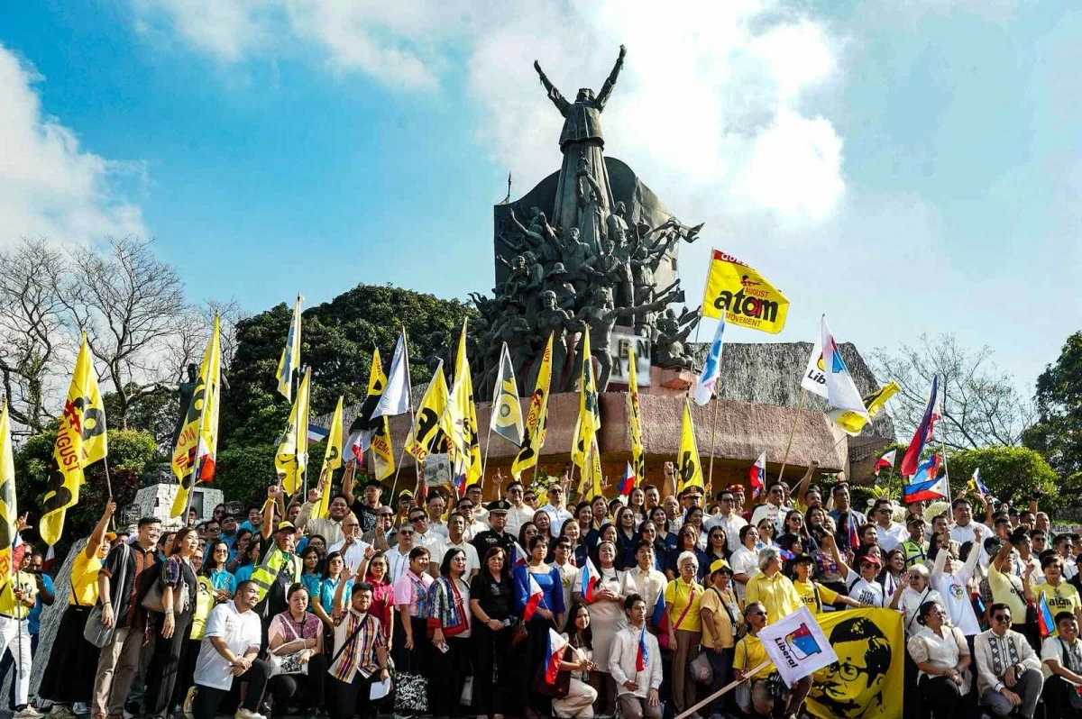 Civil society groups hold a wreath-laying ceremony at the People Power Monument on Wednesday (Feb. 25, 2026) to commemorate the 40th anniversary of the People Power Revolution.(John Louie Abrina)
