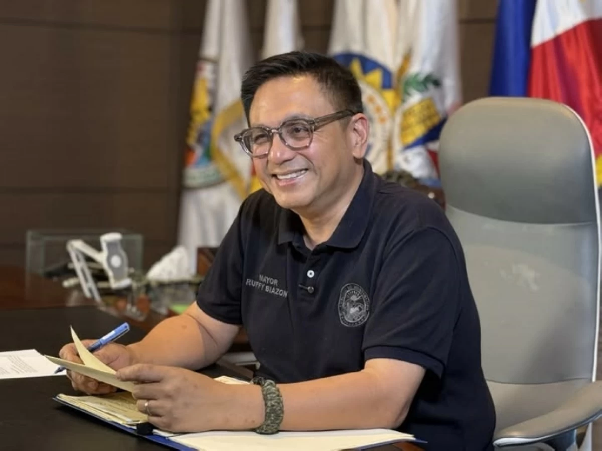 Muntinlupa Mayor Ruffy Biazon signing the resolution on Feb. 25 during a live broadcast on Facebook (Photo from Mayor Biazon's Facebook account) 