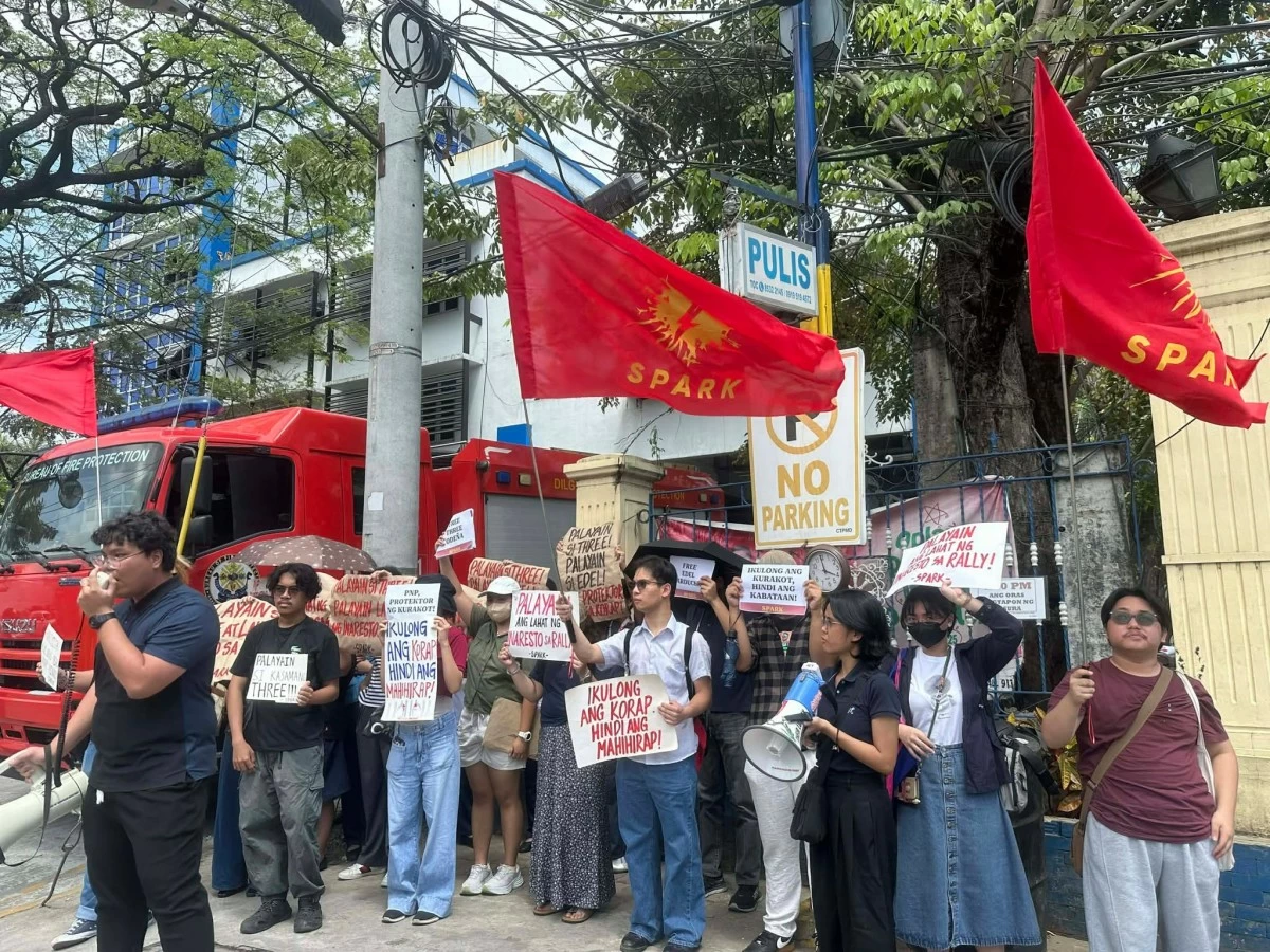 Members of the Samahan ng Progresibong Kabataan (SPARK) gather at the Mandaluyong City Police Station to denounce the alleged unjust arrest of two activists during the People Power anniversary protests along EDSA-Ortigas on Feb. 25. (Photos from SPARK)