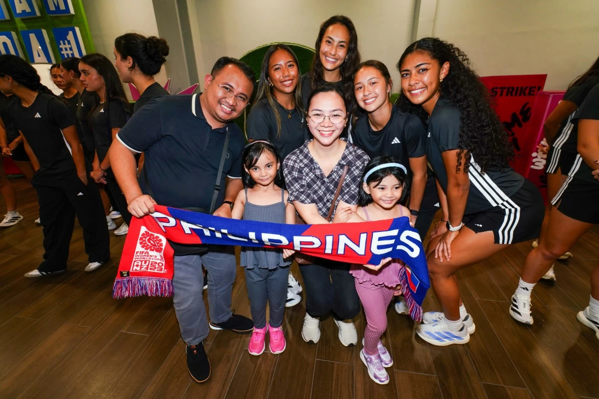Members of the Filipinas pose with a family of supporters proudly holding a Philippine scarf, underscoring the team’s growing impact on young fans and the next generation of football enthusiasts.
